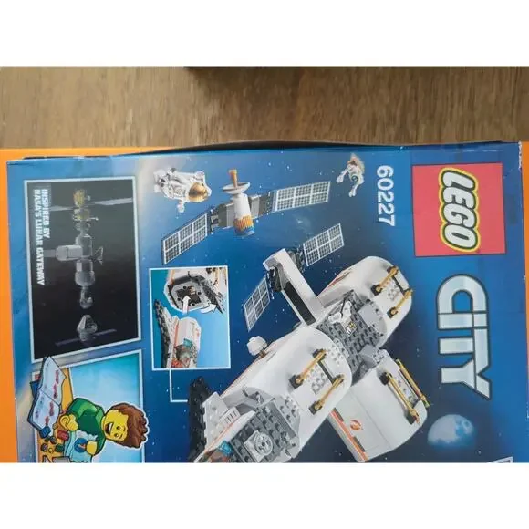 LEGO CITY: Lunar Space Station (60227) NEW SEALED - Picture 4 of 8